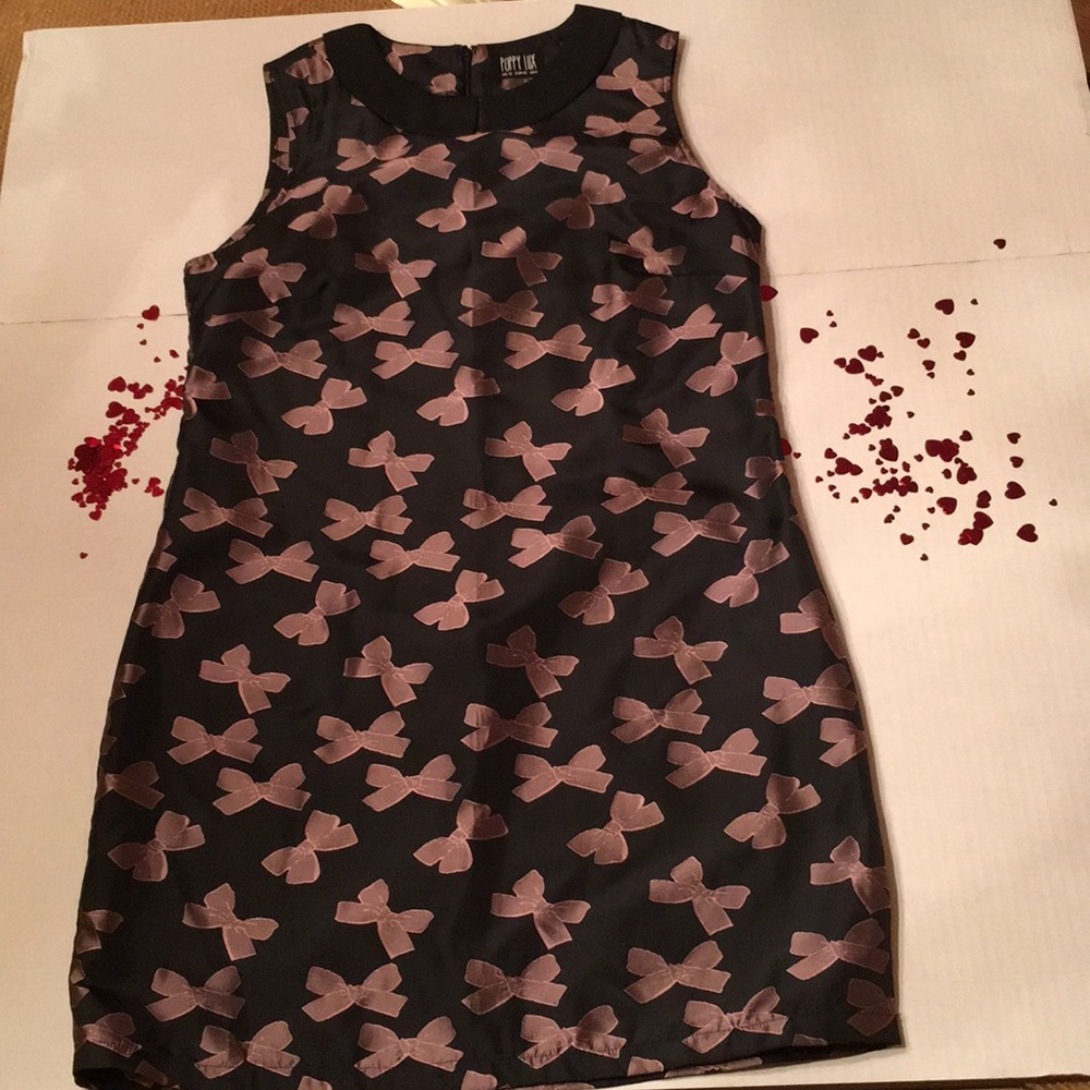 Dress with collar sleeveless.  Silk like fabric